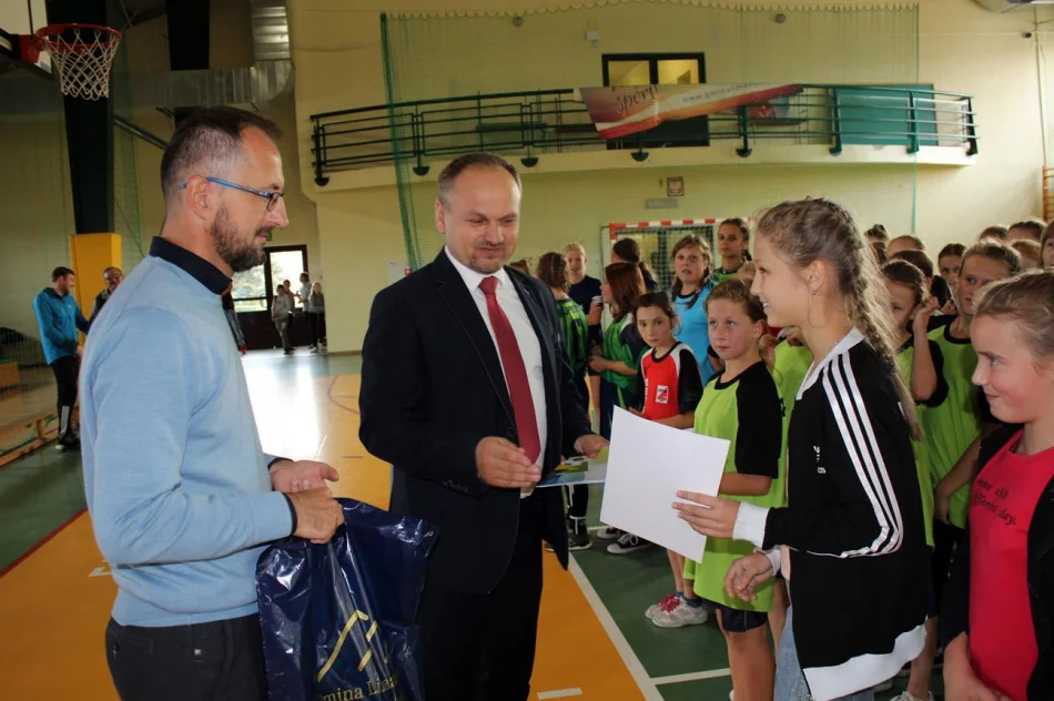 Pięć drużyn walczyło o tytuł Mistrza Gminy Limanowa w Mini Piłce Halowej Dziewcząt - zdjęcie 11