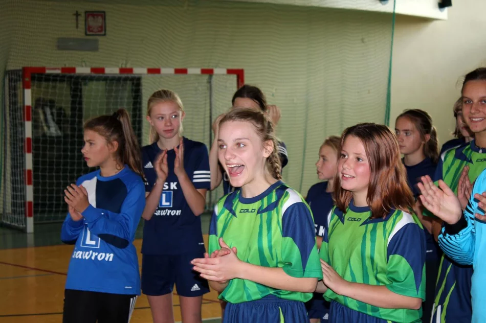 Pięć drużyn walczyło o tytuł Mistrza Gminy Limanowa w Mini Piłce Halowej Dziewcząt - zdjęcie 12