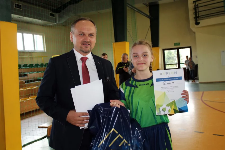 Pięć drużyn walczyło o tytuł Mistrza Gminy Limanowa w Mini Piłce Halowej Dziewcząt - zdjęcie 13