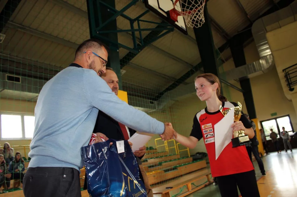 Pięć drużyn walczyło o tytuł Mistrza Gminy Limanowa w Mini Piłce Halowej Dziewcząt - zdjęcie 14