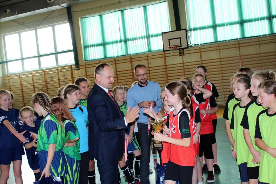 Pięć drużyn walczyło o tytuł Mistrza Gminy Limanowa w Mini Piłce Halowej Dziewcząt - zdjęcie 15