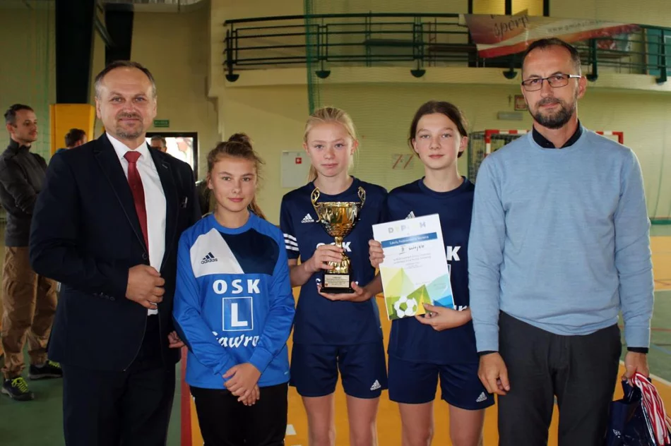 Pięć drużyn walczyło o tytuł Mistrza Gminy Limanowa w Mini Piłce Halowej Dziewcząt - zdjęcie 16