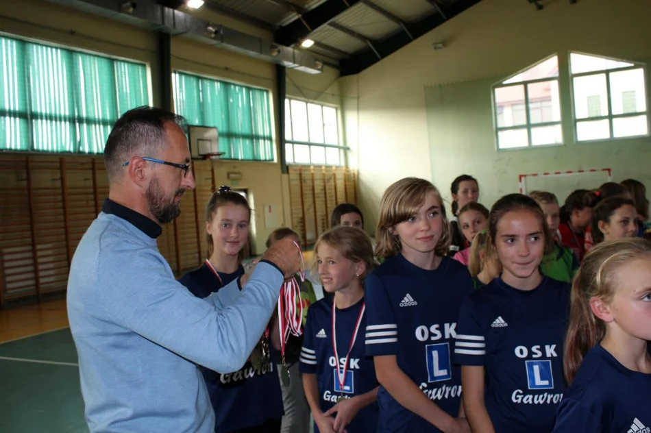 Pięć drużyn walczyło o tytuł Mistrza Gminy Limanowa w Mini Piłce Halowej Dziewcząt - zdjęcie 17