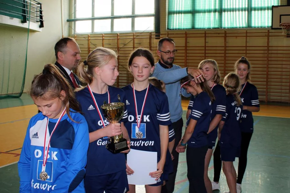 Pięć drużyn walczyło o tytuł Mistrza Gminy Limanowa w Mini Piłce Halowej Dziewcząt - zdjęcie 18