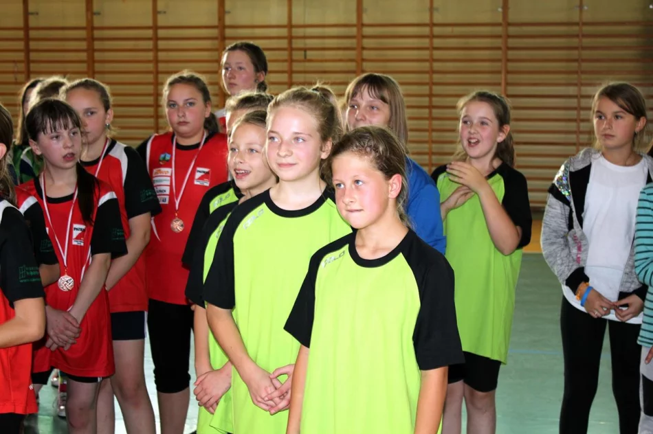 Pięć drużyn walczyło o tytuł Mistrza Gminy Limanowa w Mini Piłce Halowej Dziewcząt - zdjęcie 19