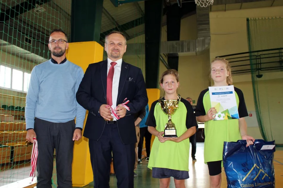 Pięć drużyn walczyło o tytuł Mistrza Gminy Limanowa w Mini Piłce Halowej Dziewcząt - zdjęcie 20