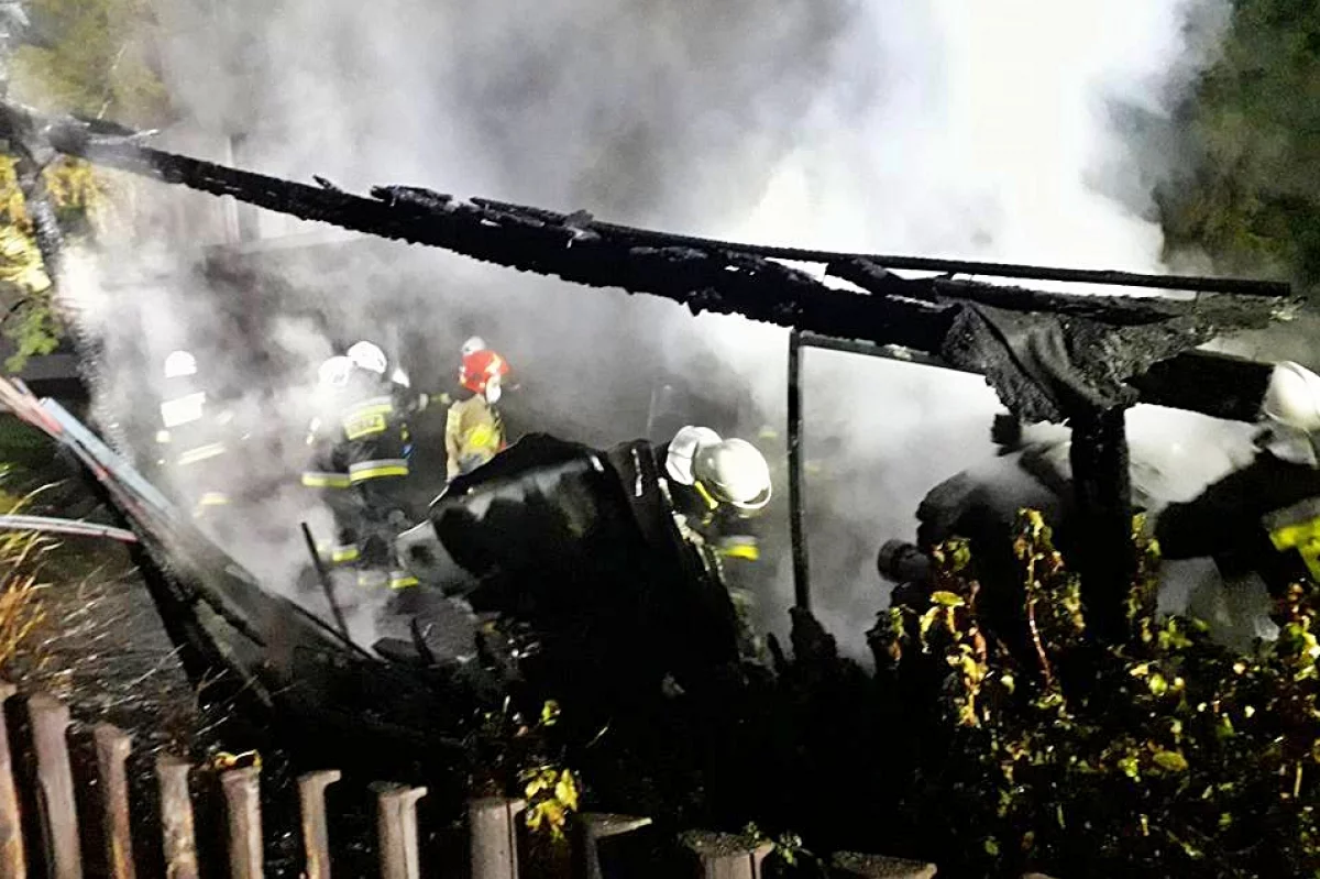 33 strażaków gasiło pożar budynku gospodarczego