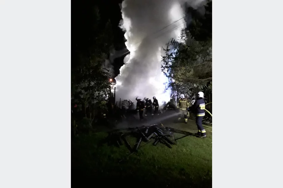 33 strażaków gasiło pożar budynku gospodarczego - zdjęcie 2