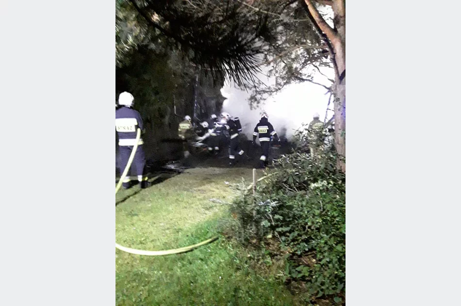 33 strażaków gasiło pożar budynku gospodarczego - zdjęcie 3