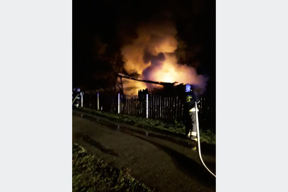 33 strażaków gasiło pożar budynku gospodarczego - zdjęcie 5