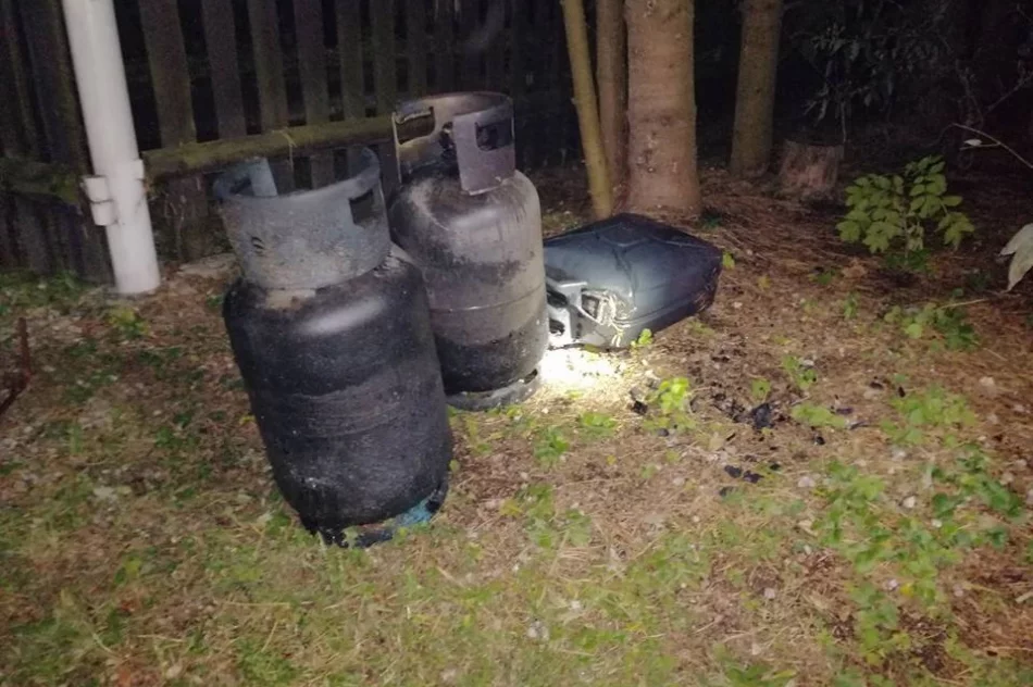 33 strażaków gasiło pożar budynku gospodarczego - zdjęcie 6