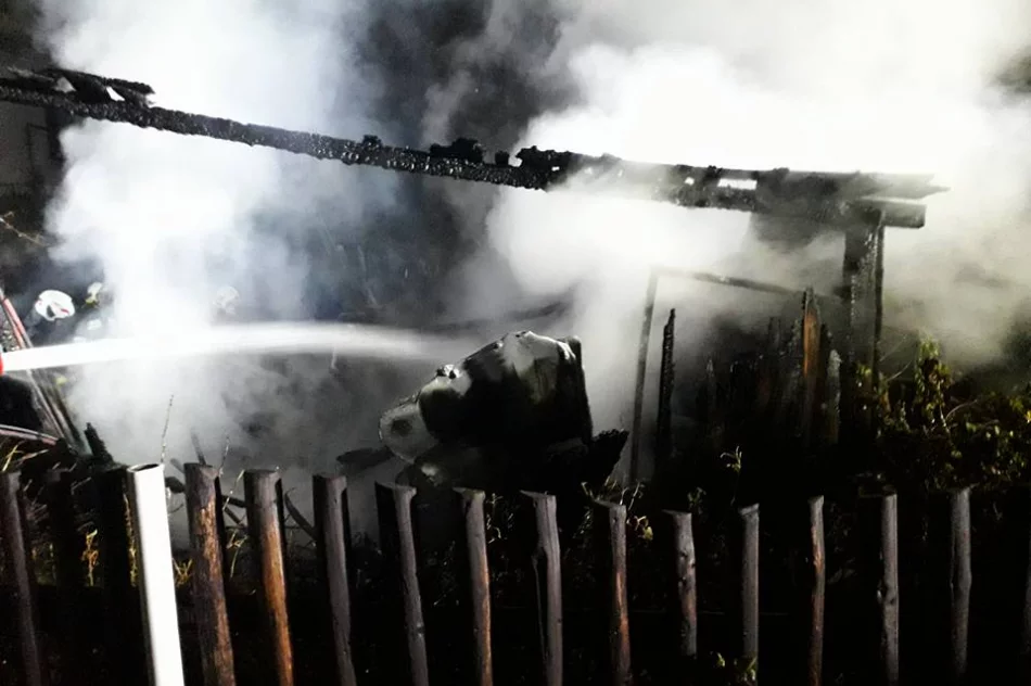 33 strażaków gasiło pożar budynku gospodarczego - zdjęcie 9