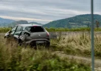 Dachowanie samochodu na drodze krajowej - zdjęcie główne