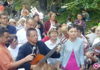 Metropolita śpiewa i gra na gitarze pielgrzymom (wideo) - zdjęcie główne