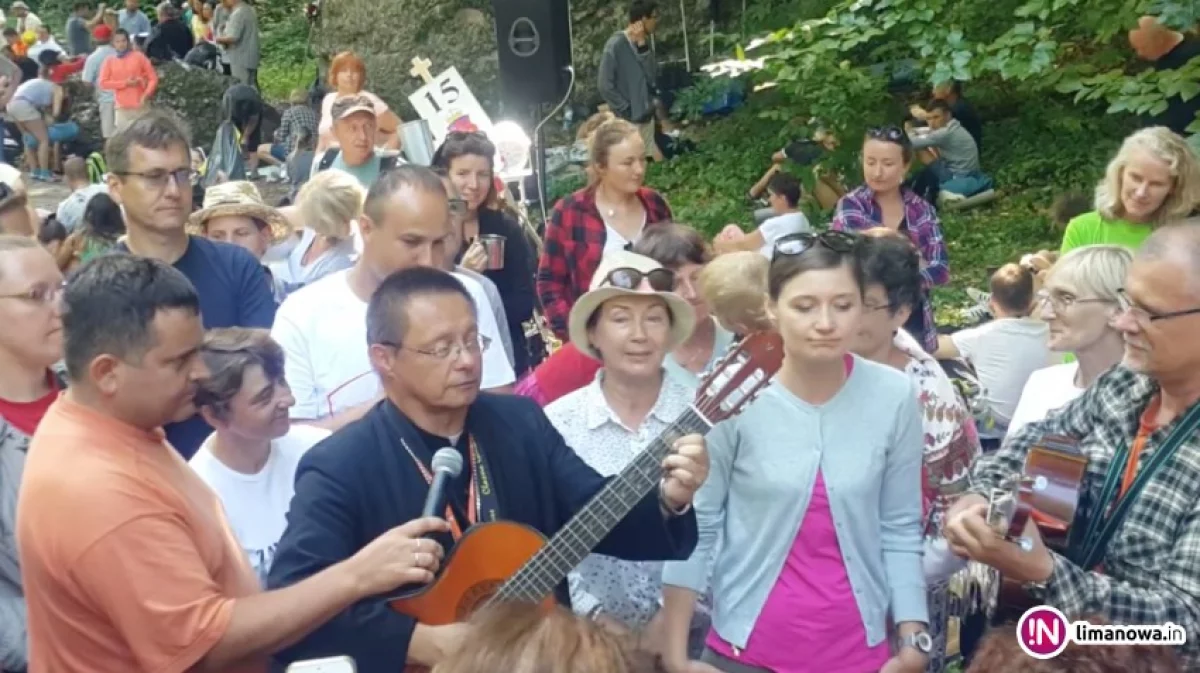 Metropolita śpiewa i gra na gitarze pielgrzymom (wideo)