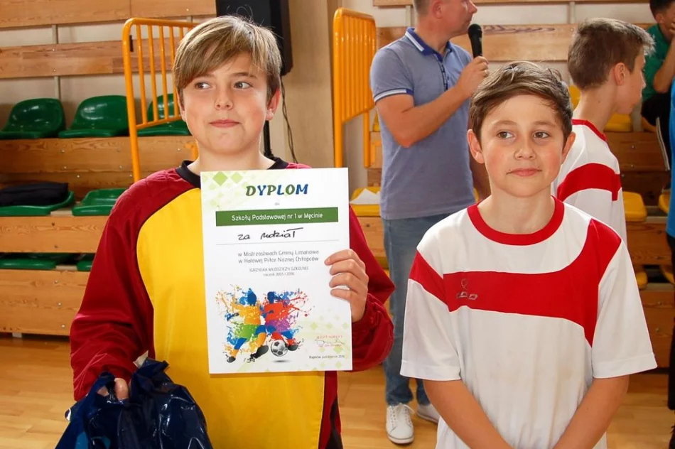 Mistrzostwa Gminy w Halowej Piłce Nożnej Chłopców - najlepsza drużyna z SP Mordarka - zdjęcie 2