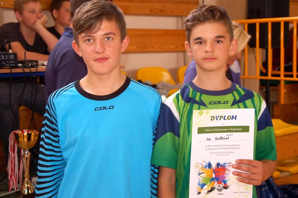 Mistrzostwa Gminy w Halowej Piłce Nożnej Chłopców - najlepsza drużyna z SP Mordarka - zdjęcie 3
