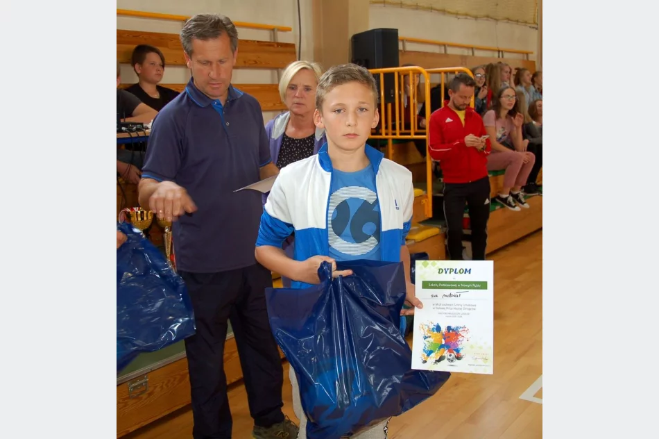 Mistrzostwa Gminy w Halowej Piłce Nożnej Chłopców - najlepsza drużyna z SP Mordarka - zdjęcie 4