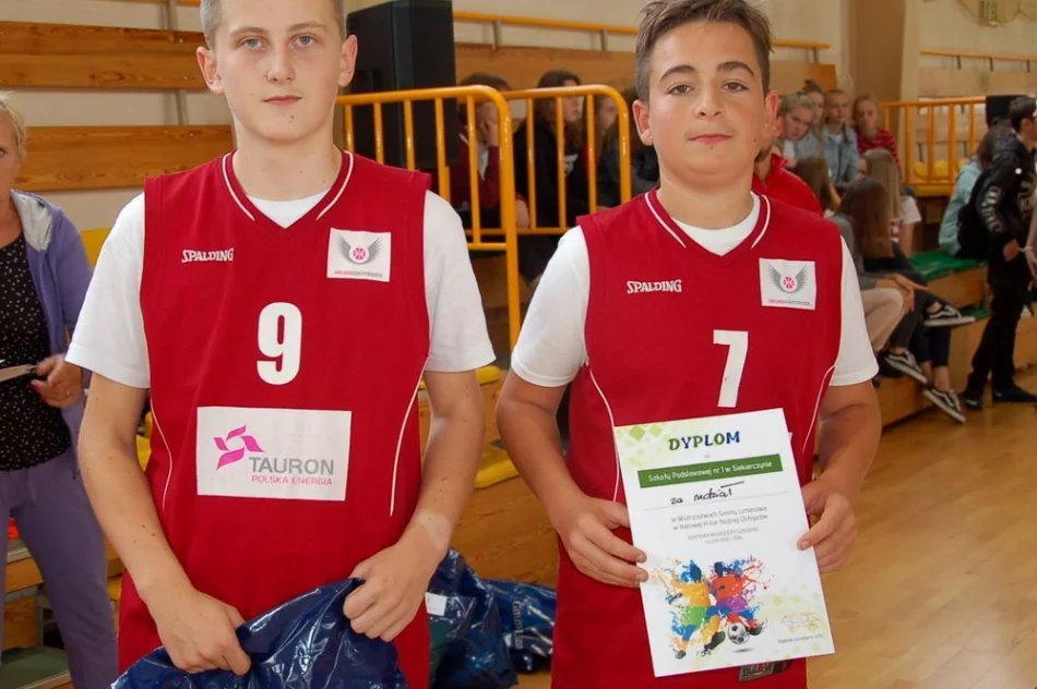 Mistrzostwa Gminy w Halowej Piłce Nożnej Chłopców - najlepsza drużyna z SP Mordarka - zdjęcie 5