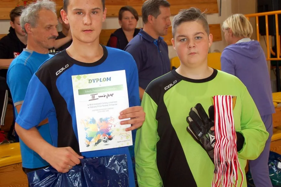 Mistrzostwa Gminy w Halowej Piłce Nożnej Chłopców - najlepsza drużyna z SP Mordarka - zdjęcie 7