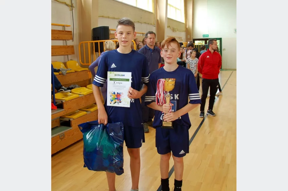 Mistrzostwa Gminy w Halowej Piłce Nożnej Chłopców - najlepsza drużyna z SP Mordarka - zdjęcie 9