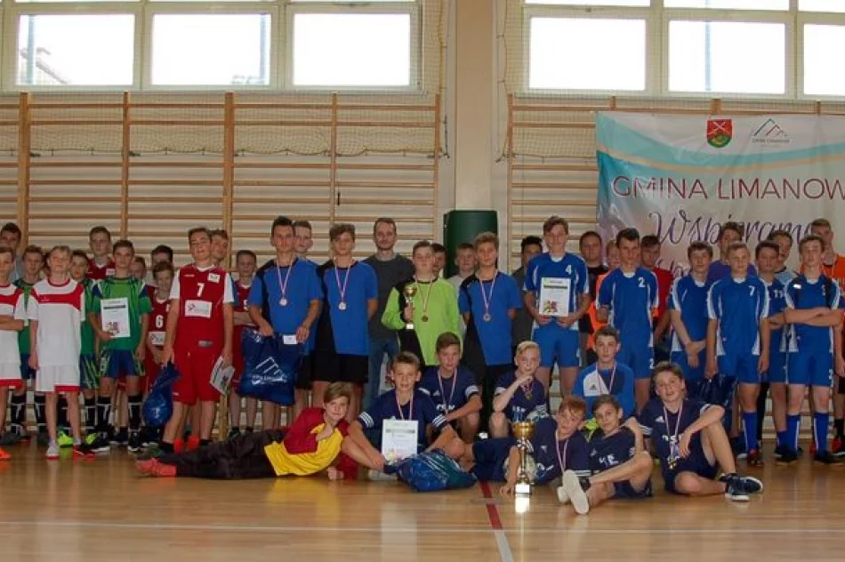 Mistrzostwa Gminy w Halowej Piłce Nożnej Chłopców - najlepsza drużyna z SP Mordarka - zdjęcie 10