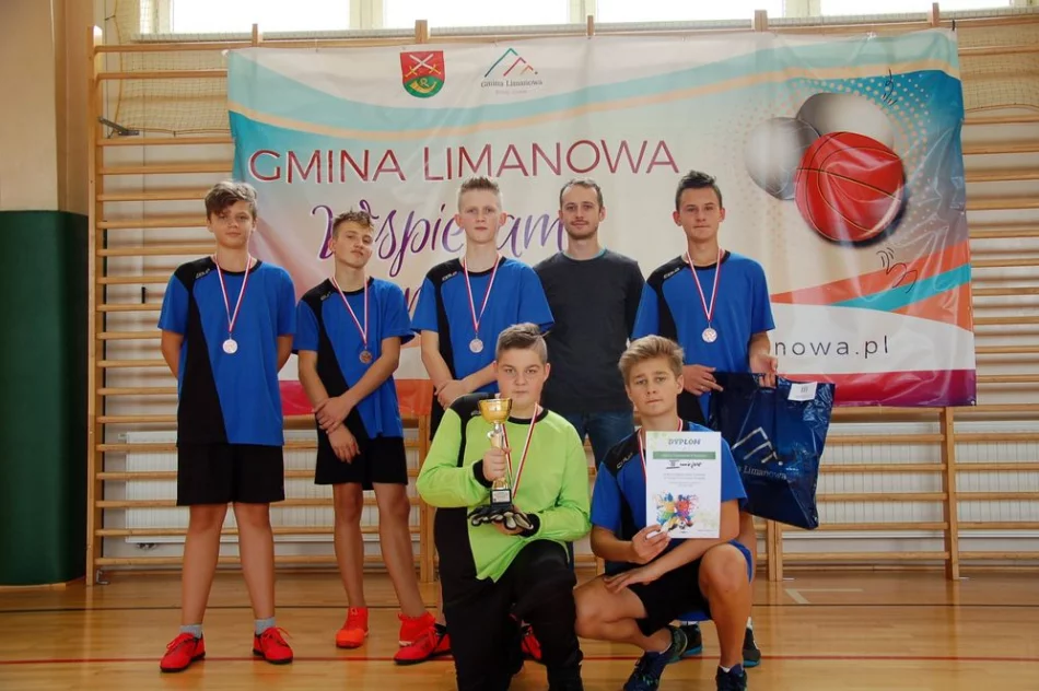 Mistrzostwa Gminy w Halowej Piłce Nożnej Chłopców - najlepsza drużyna z SP Mordarka - zdjęcie 11