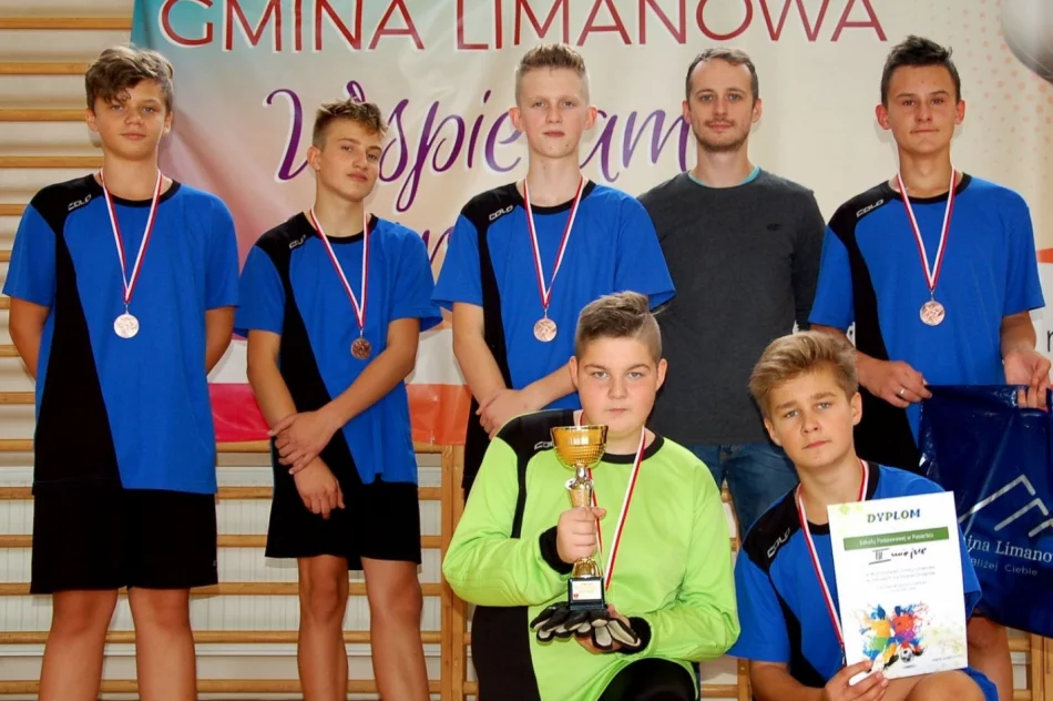 Mistrzostwa Gminy w Halowej Piłce Nożnej Chłopców - najlepsza drużyna z SP Mordarka - zdjęcie 12