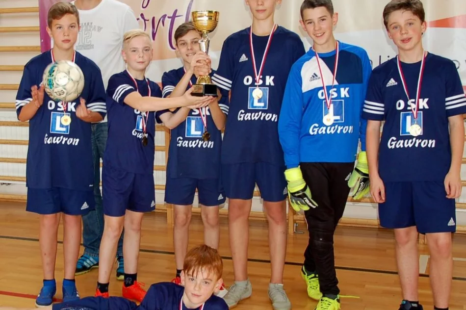 Mistrzostwa Gminy w Halowej Piłce Nożnej Chłopców - najlepsza drużyna z SP Mordarka - zdjęcie 13