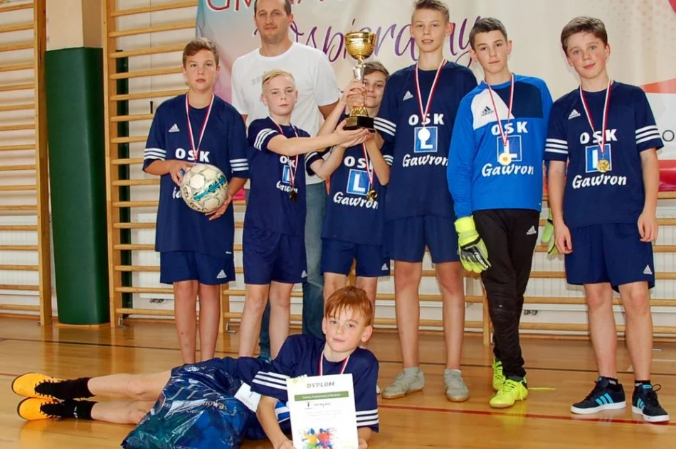 Mistrzostwa Gminy w Halowej Piłce Nożnej Chłopców - najlepsza drużyna z SP Mordarka - zdjęcie 14