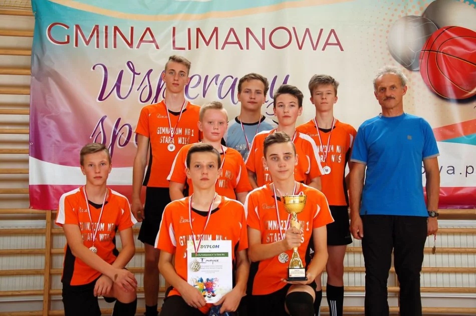 Mistrzostwa Gminy w Halowej Piłce Nożnej Chłopców - najlepsza drużyna z SP Mordarka - zdjęcie 15