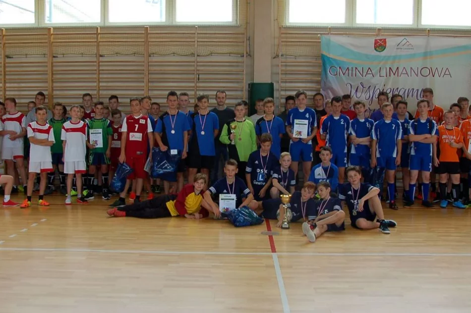 Mistrzostwa Gminy w Halowej Piłce Nożnej Chłopców - najlepsza drużyna z SP Mordarka - zdjęcie 16