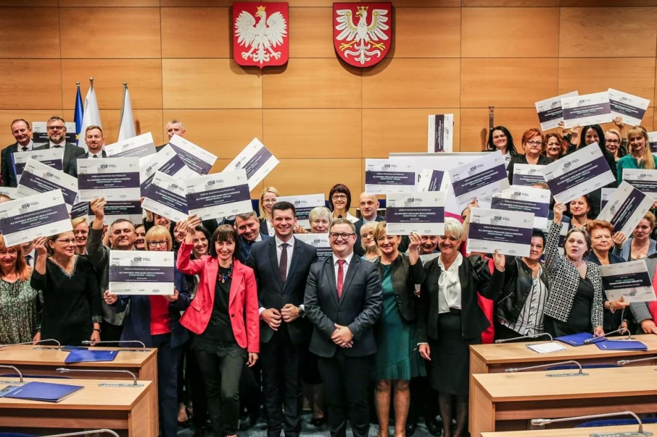 Nagrody w Konkursie #OSEWyzwanie odebrane - mobilne pracownie komputerowe w trzech szkołach - zdjęcie 3