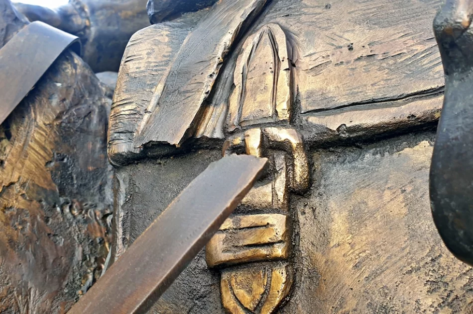 Po roku od oficjalnego odsłonięcia widać pierwsze uszkodzenia - zdjęcie 2