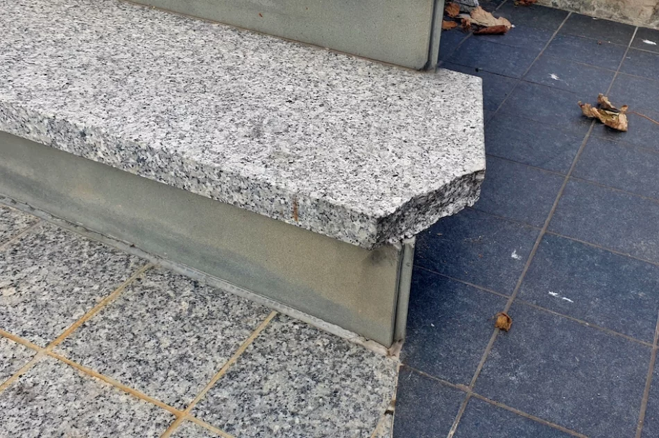 Po roku od oficjalnego odsłonięcia widać pierwsze uszkodzenia - zdjęcie 5