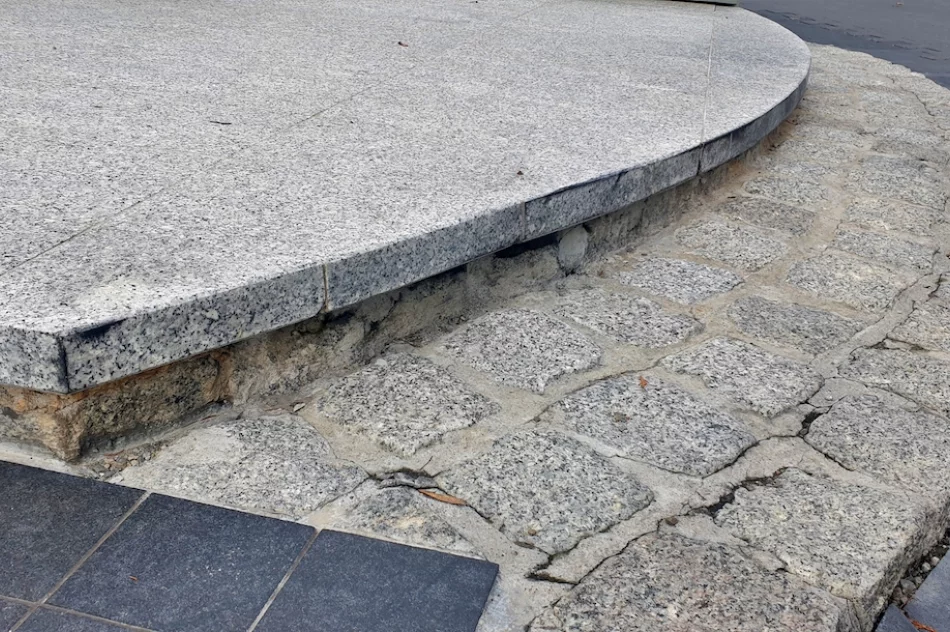 Po roku od oficjalnego odsłonięcia widać pierwsze uszkodzenia - zdjęcie 6