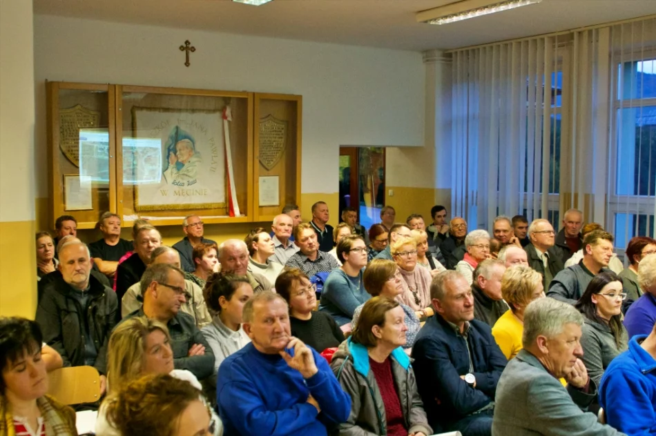 Mieszkańcy do przedstawicieli PKP: "Przyjechaliście z gotowym papierem, więc zrozumcie całą wieś" - zdjęcie 3