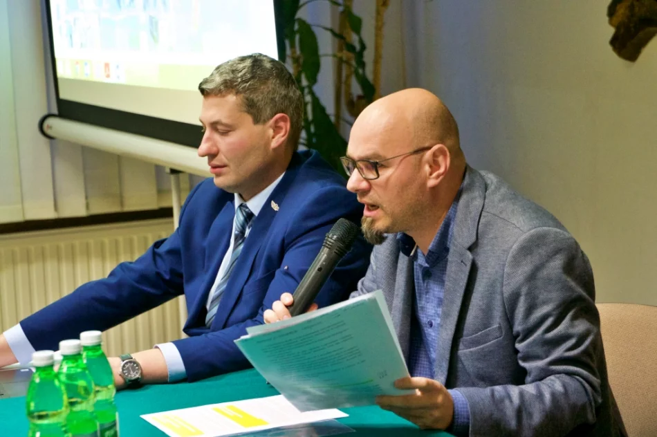 Mieszkańcy do przedstawicieli PKP: "Przyjechaliście z gotowym papierem, więc zrozumcie całą wieś" - zdjęcie 4