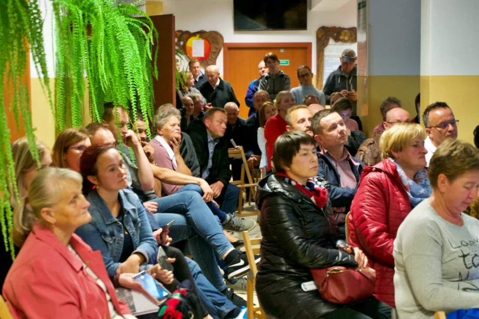 Mieszkańcy do przedstawicieli PKP: "Przyjechaliście z gotowym papierem, więc zrozumcie całą wieś" - zdjęcie 5