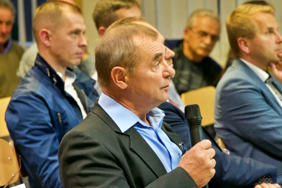 Mieszkańcy do przedstawicieli PKP: "Przyjechaliście z gotowym papierem, więc zrozumcie całą wieś" - zdjęcie 6