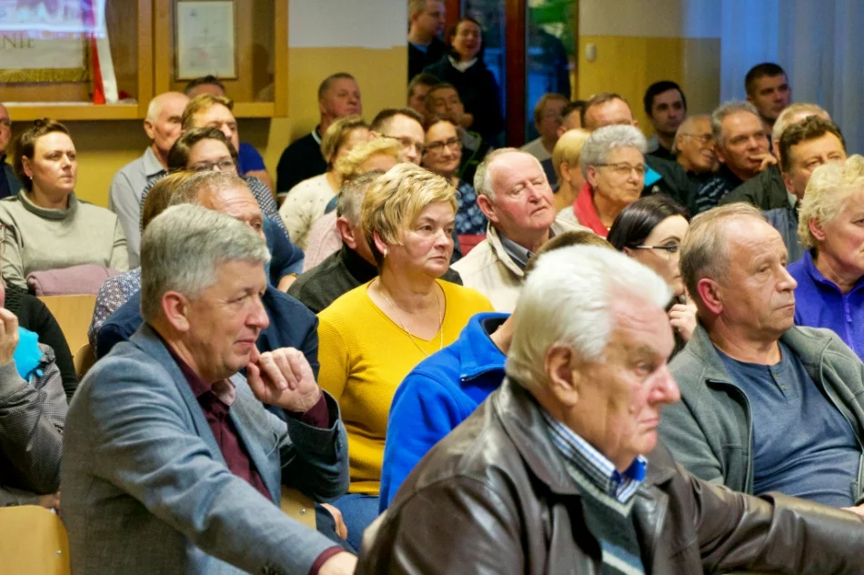 Mieszkańcy do przedstawicieli PKP: "Przyjechaliście z gotowym papierem, więc zrozumcie całą wieś" - zdjęcie 8