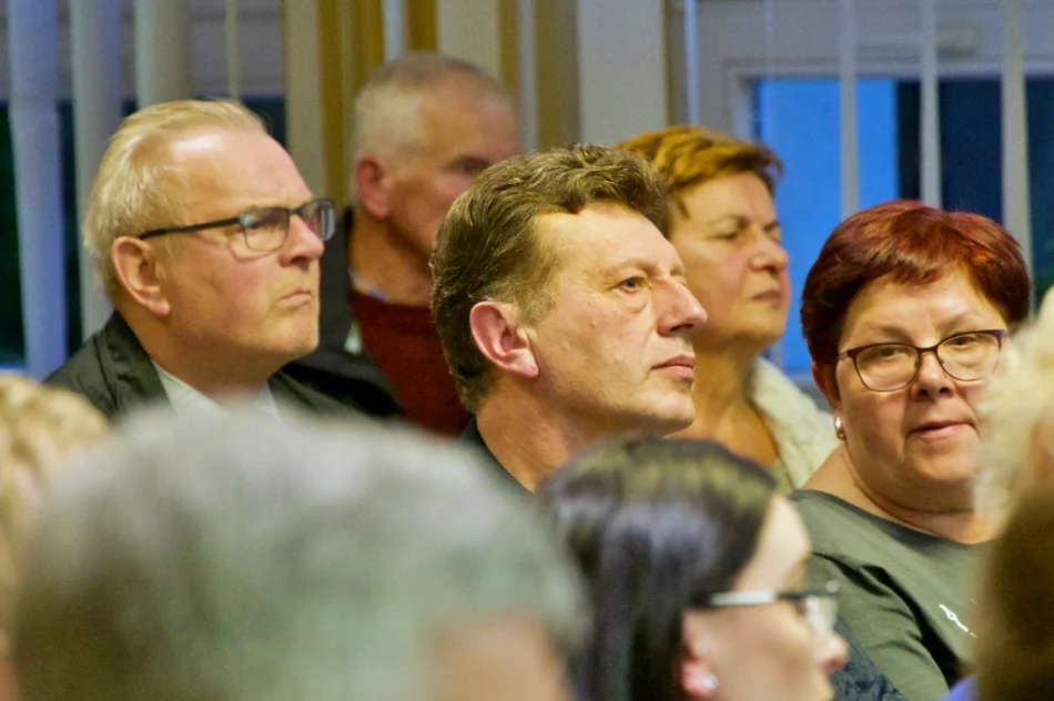 Mieszkańcy do przedstawicieli PKP: "Przyjechaliście z gotowym papierem, więc zrozumcie całą wieś" - zdjęcie 11