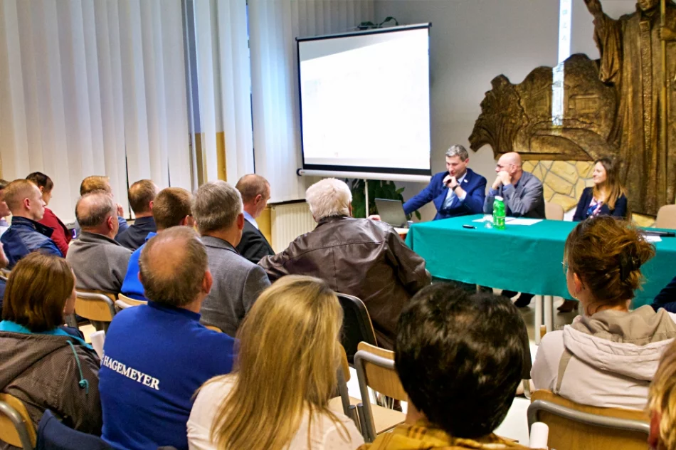 Mieszkańcy do przedstawicieli PKP: "Przyjechaliście z gotowym papierem, więc zrozumcie całą wieś" - zdjęcie 13