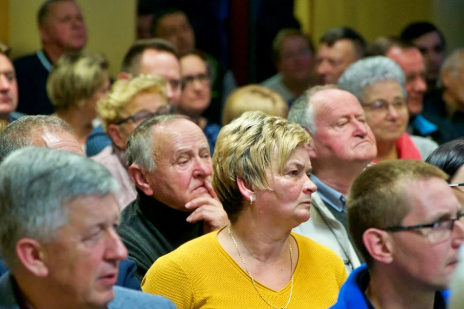 Mieszkańcy do przedstawicieli PKP: "Przyjechaliście z gotowym papierem, więc zrozumcie całą wieś" - zdjęcie 16