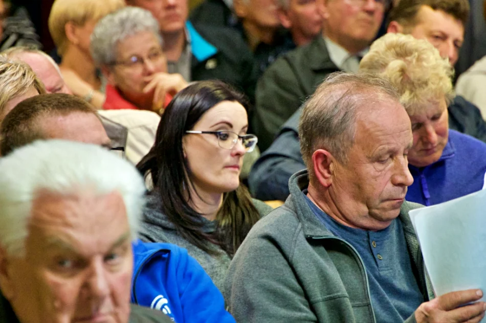 Mieszkańcy do przedstawicieli PKP: "Przyjechaliście z gotowym papierem, więc zrozumcie całą wieś" - zdjęcie 19