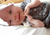 Rodzice potrzebują wsparcia w walce o sprawność i samodzielność ich córeczki - zdjęcie główne