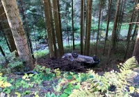 Samochód dachował na stromym zboczu - zdjęcie główne