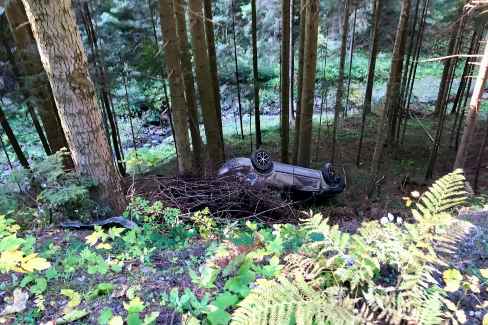 Samochód dachował na stromym zboczu - zdjęcie 2