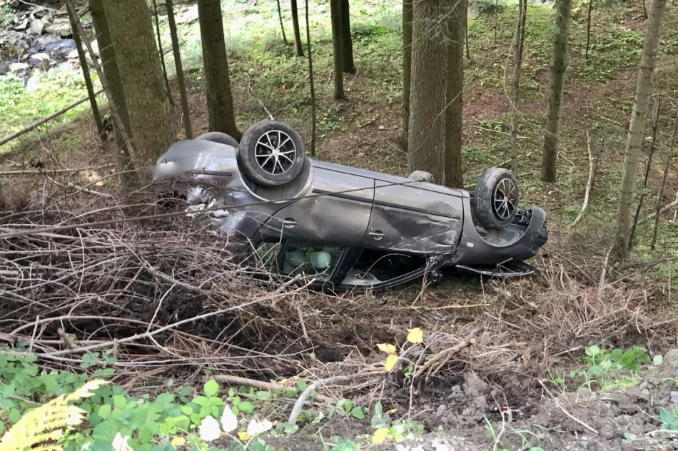 Samochód dachował na stromym zboczu - zdjęcie 3