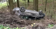 Samochód dachował na stromym zboczu - zdjęcie 3